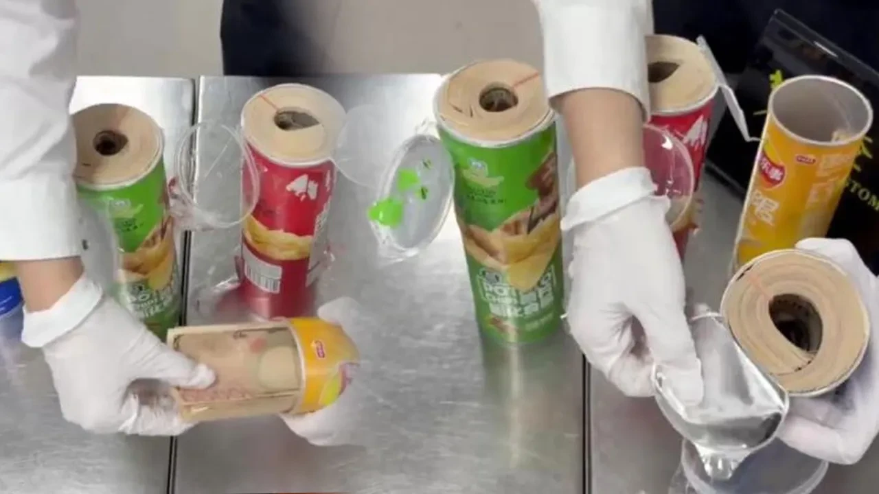 Cips kutularından çıkanlar memurları da şoke etti, ikisi de gözaltına alındı