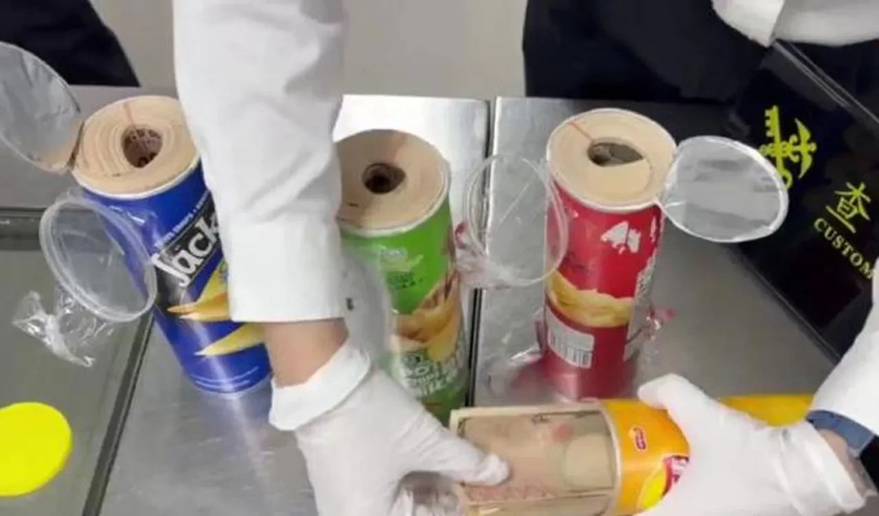 Cips kutularından çıkanlar memurları da şoke etti, ikisi de gözaltına alındı