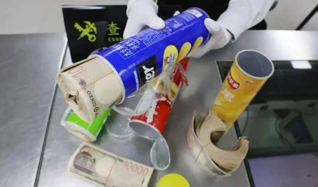 Cips kutularından çıkanlar memurları da şoke etti, ikisi de gözaltına alındı