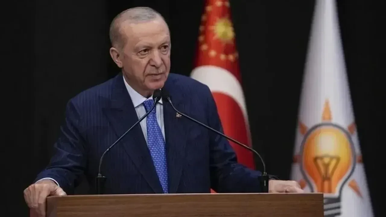 Cumhurbaşkanı Erdoğan AK Parti'ye katılan 9 belediye başkanına rozetlerini taktı
