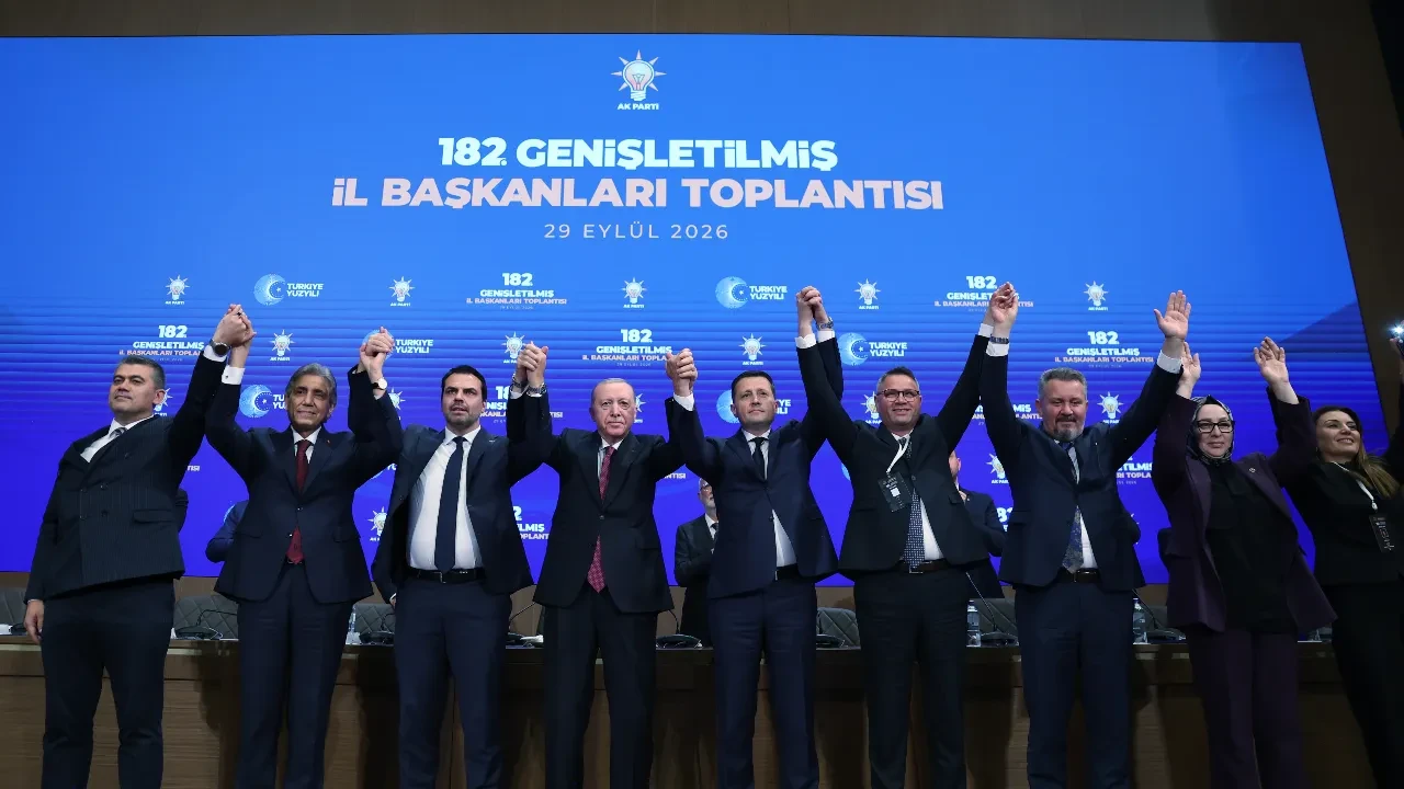 Cumhurbaşkanı Erdoğan AK Parti'ye katılan 9 belediye başkanına rozetlerini taktı