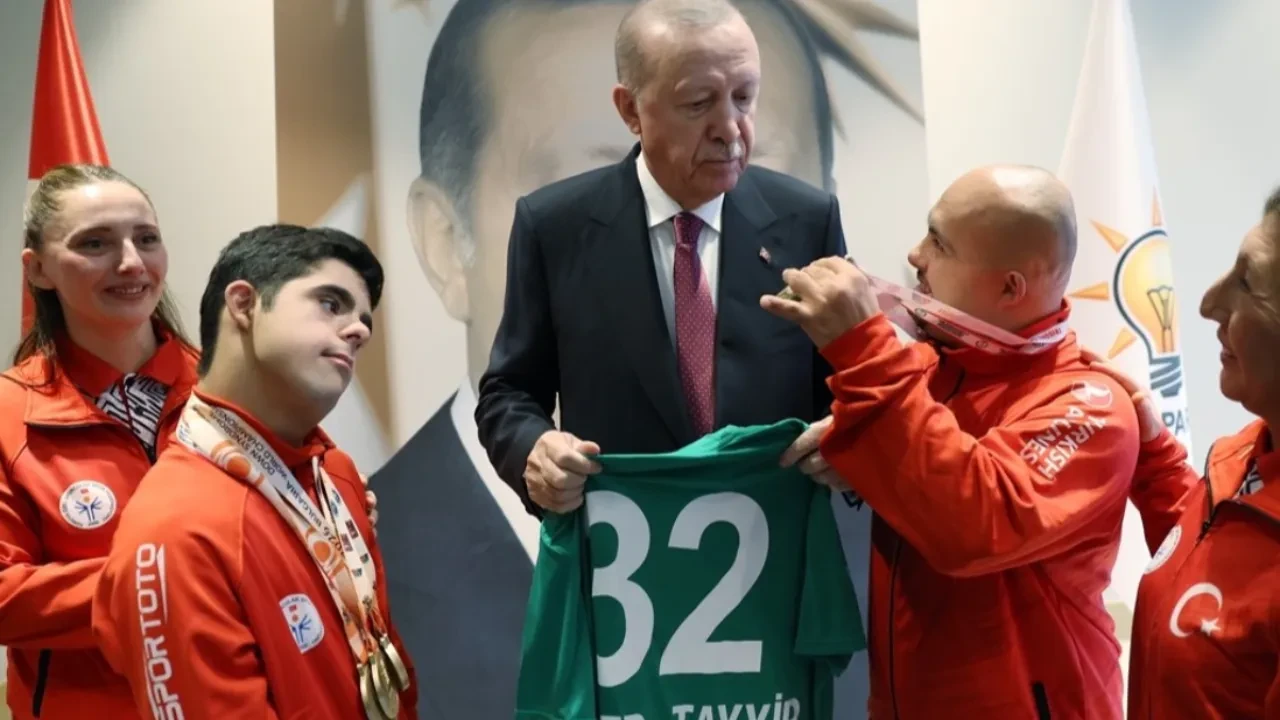 Cumhurbaşkanı Erdoğan, Türkiye Özel Sporcular Spor Federasyonu sporcularıyla buluştu