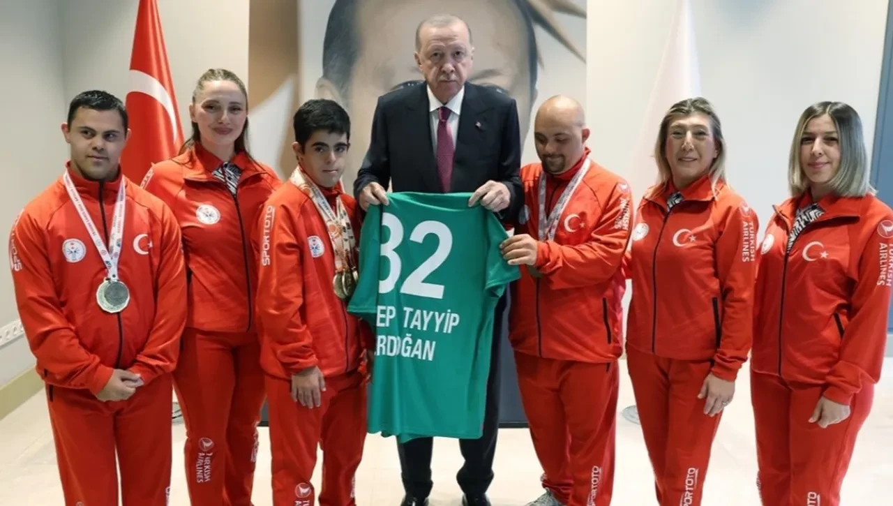 Cumhurbaşkanı Erdoğan, Türkiye Özel Sporcular Spor Federasyonu sporcularıyla buluştu