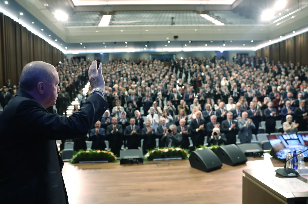 Cumhurbaşkanı Erdoğan'dan AK Parti toplantısında sert mesajlar: Tasfiye edilen fonlar için tam yetkili kurul oluşturuldu