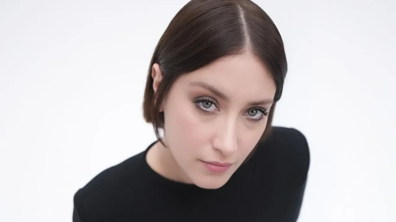 Hazal Kaya'yı görenler tanıyamadı! Elmacık kemiğinden göz altı torbalarına burnuna kadar yaptırmış