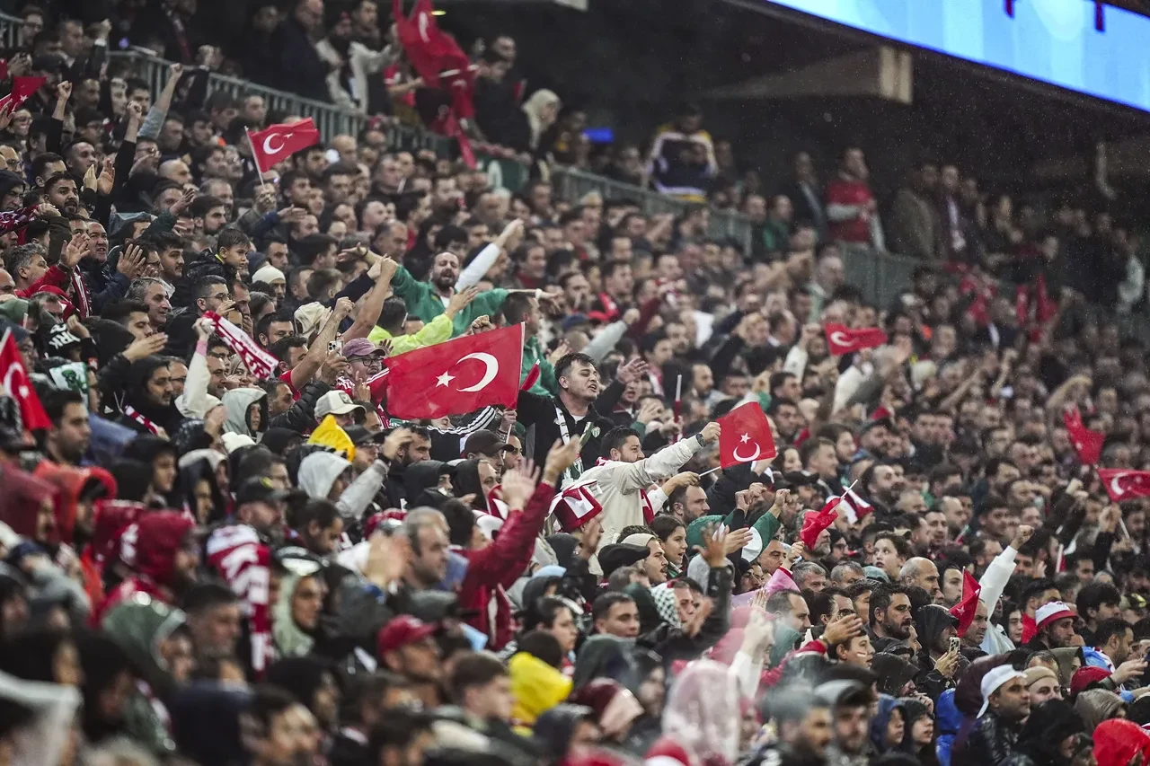 İbrahim Hacıosmanoğlu tepkilere dayanamadı! Taraftarların istifa tezahüratlarına olay tepki