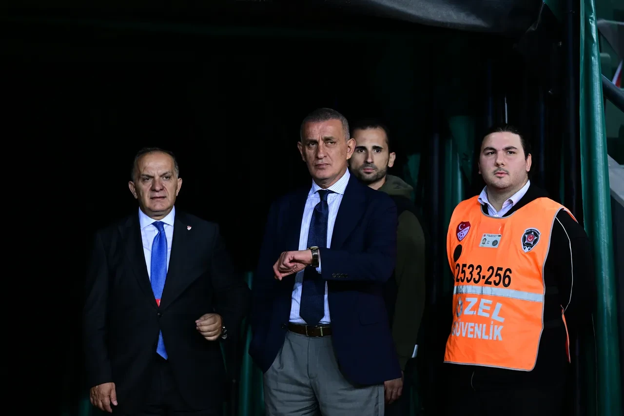 İbrahim Hacıosmanoğlu tepkilere dayanamadı! Taraftarların istifa tezahüratlarına olay tepki