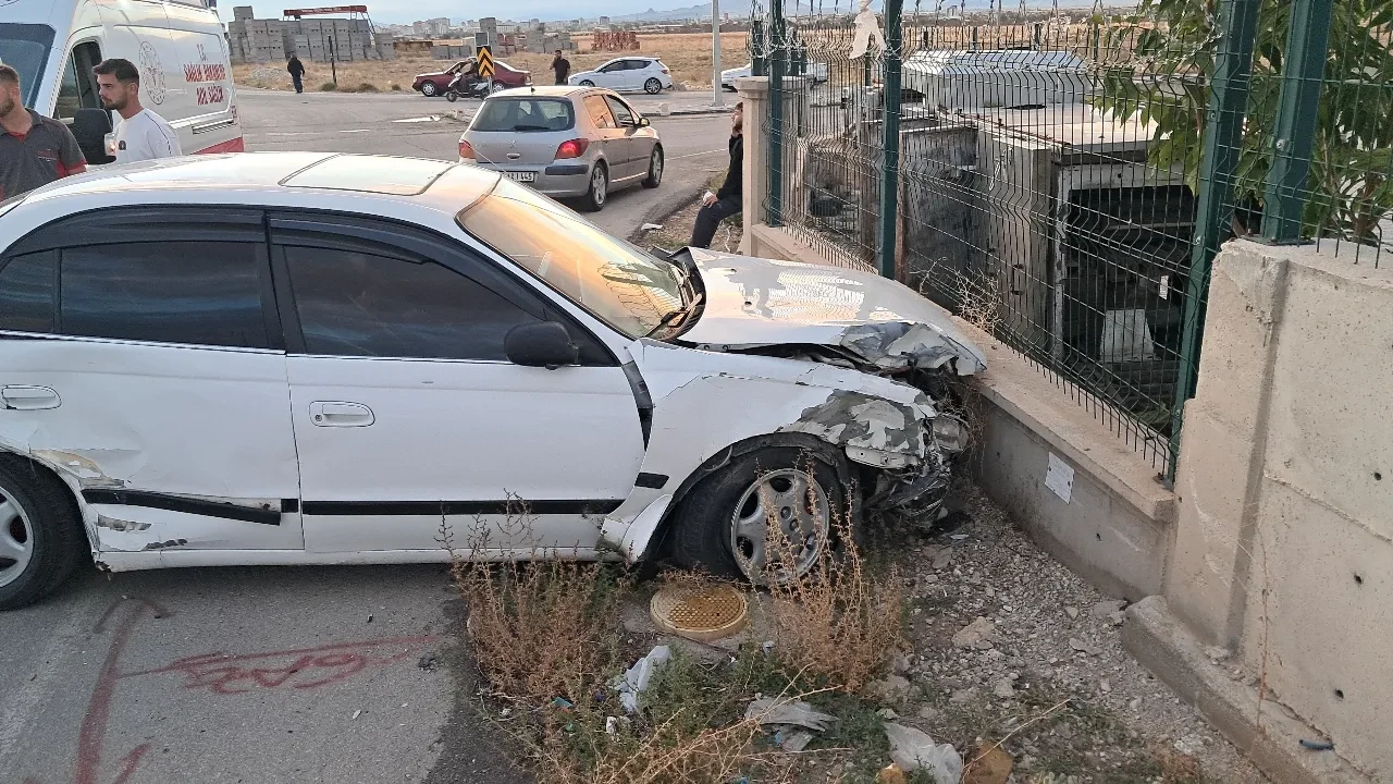 Karaman'da korkutan kaza: 3 kişi yaralandı, o anlar güvenlik kamerasında