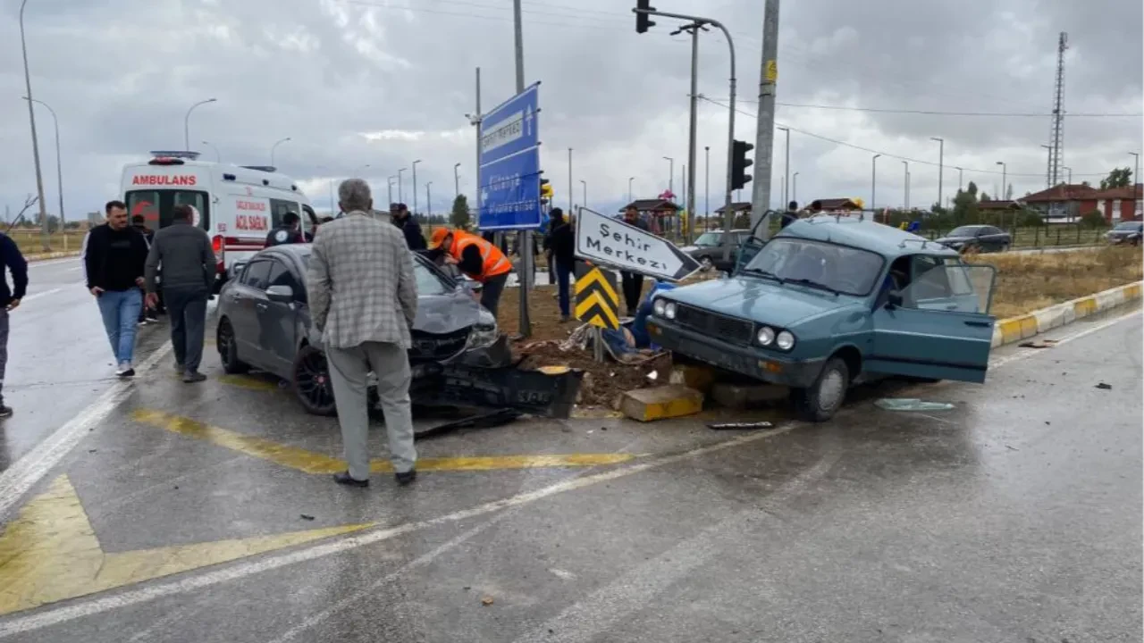 Kütahya'da kavşakta feci kaza: 2 ölü, 3 yaralı