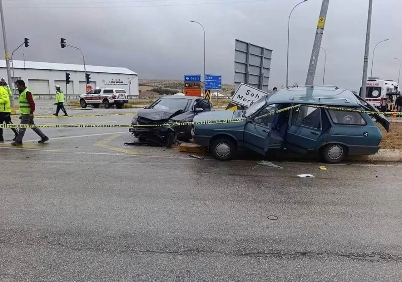 Kütahya'da kavşakta feci kaza: 2 ölü, 3 yaralı