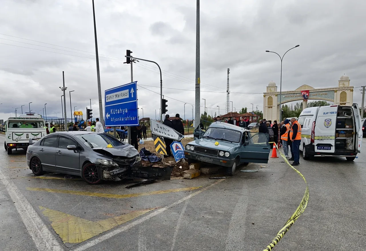Kütahya'da kavşakta feci kaza: 2 ölü, 3 yaralı