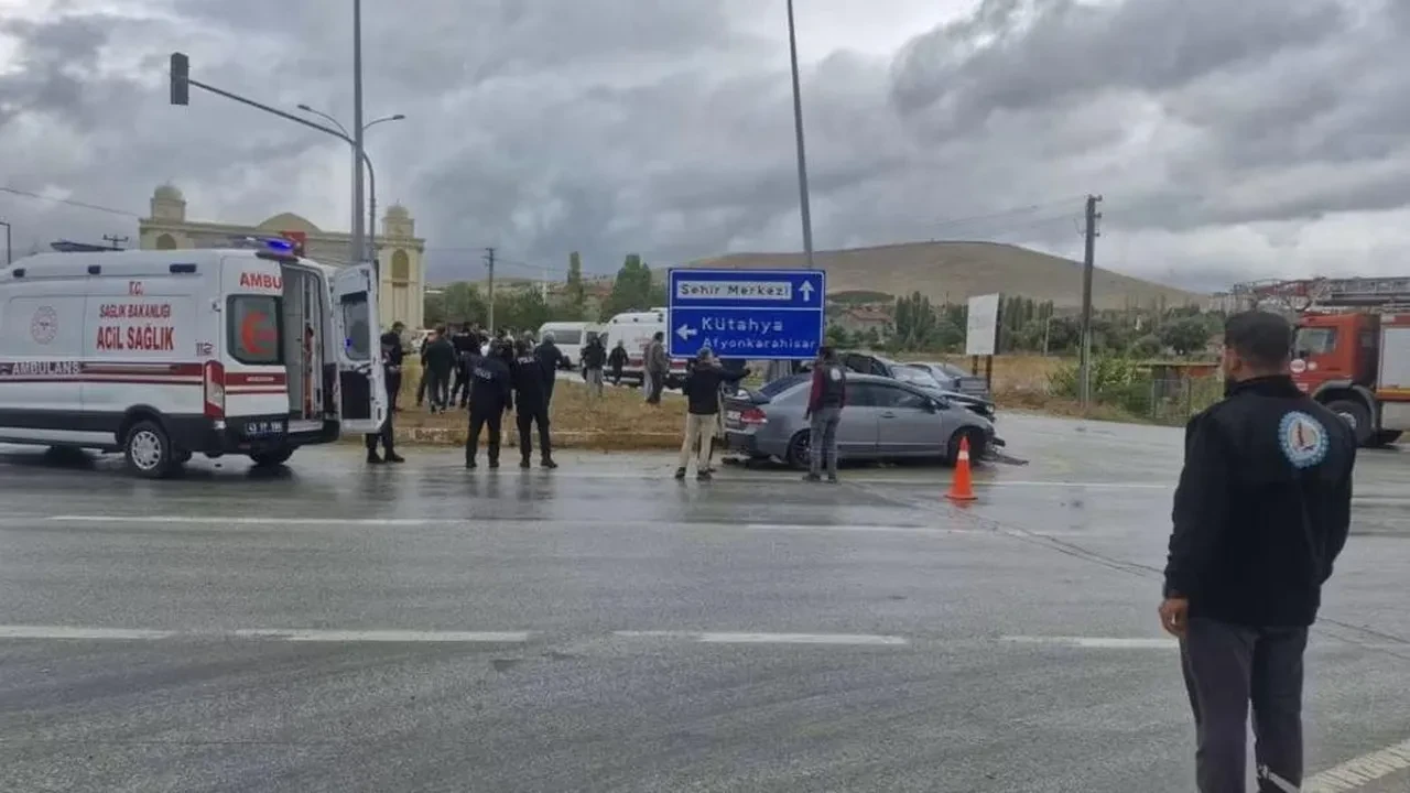 Kütahya'da kavşakta feci kaza: 2 ölü, 3 yaralı