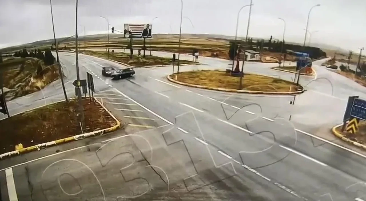 Kütahya'da kavşakta feci kaza: 2 ölü, 3 yaralı