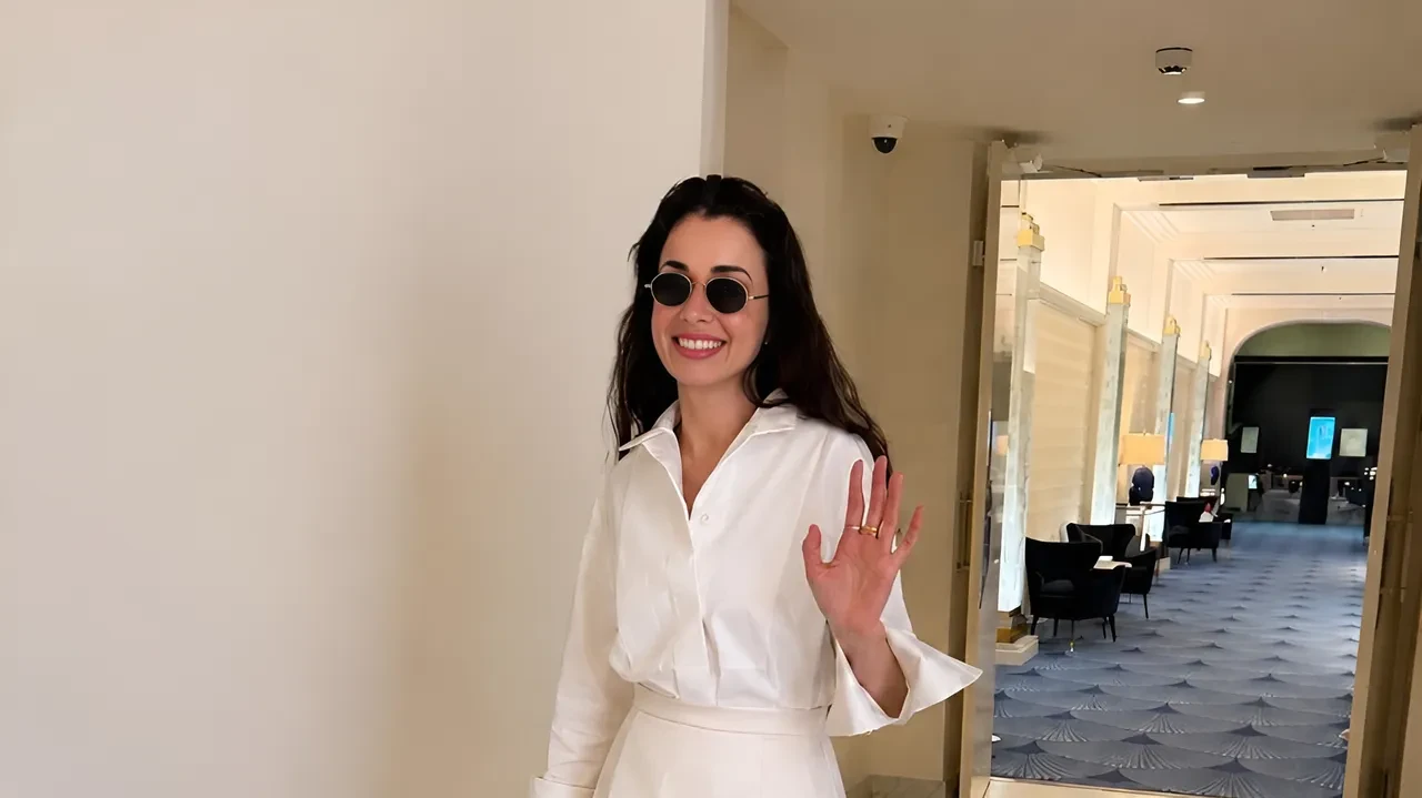 Özgü Namal'a uygulanan filtre akıllara Seda Sayan'ı getirdi! Reklam filmi için kamera karşısına geçti