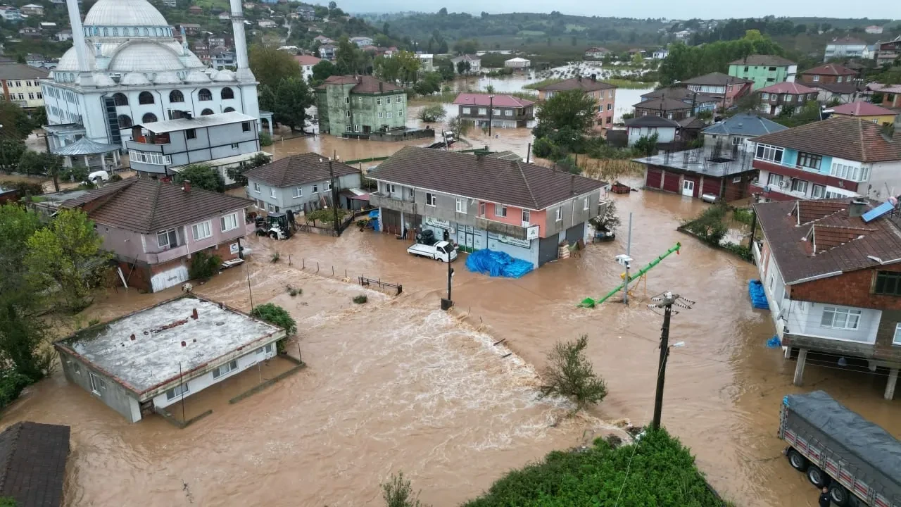 Sakarya'da endişelendiren tablo: Mahalle göle döndü, eğitime ara verildi