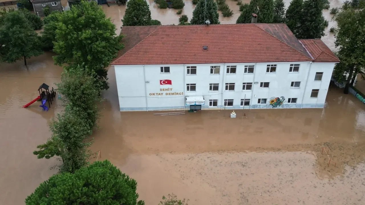 Sakarya'da endişelendiren tablo: Mahalle göle döndü, eğitime ara verildi
