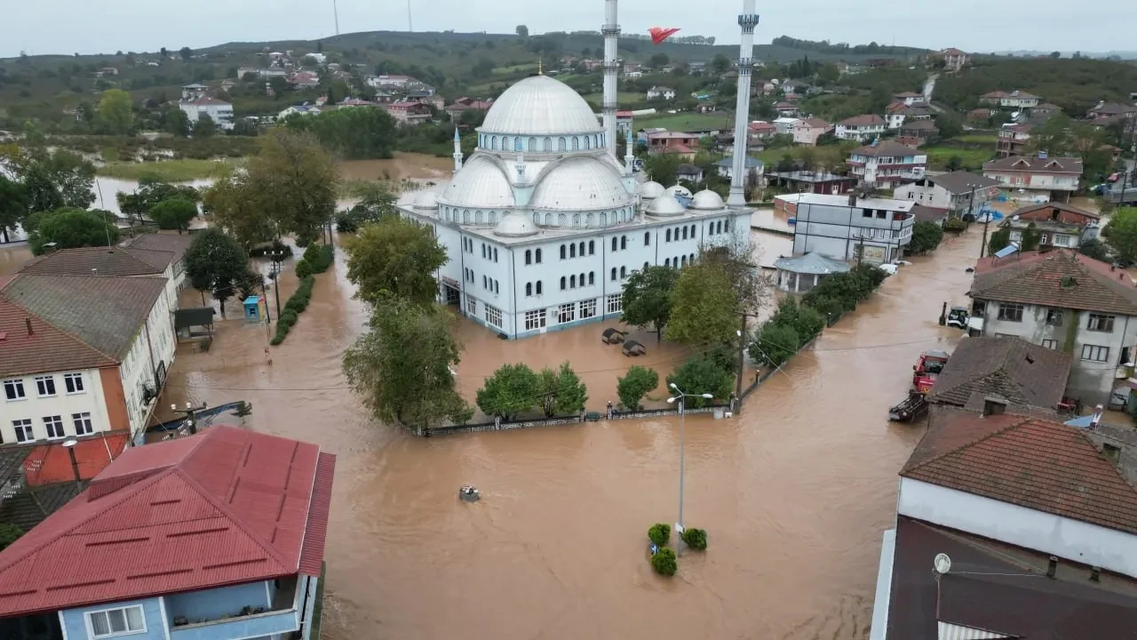 Sakarya'da endişelendiren tablo: Mahalle göle döndü, eğitime ara verildi