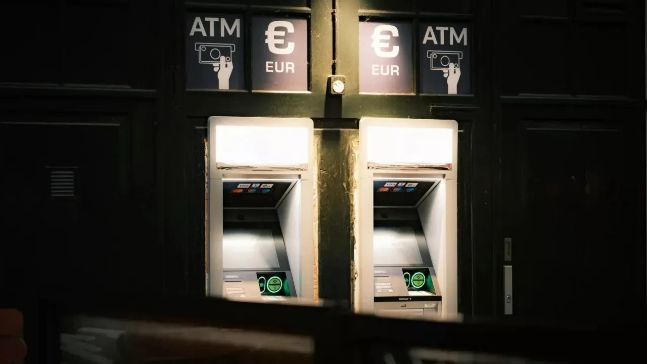 Yapay zeka ile 95 milyon euroluk vurgun: Banka yöneticisini sahte WhatsApp mesajıyla kandırdılar