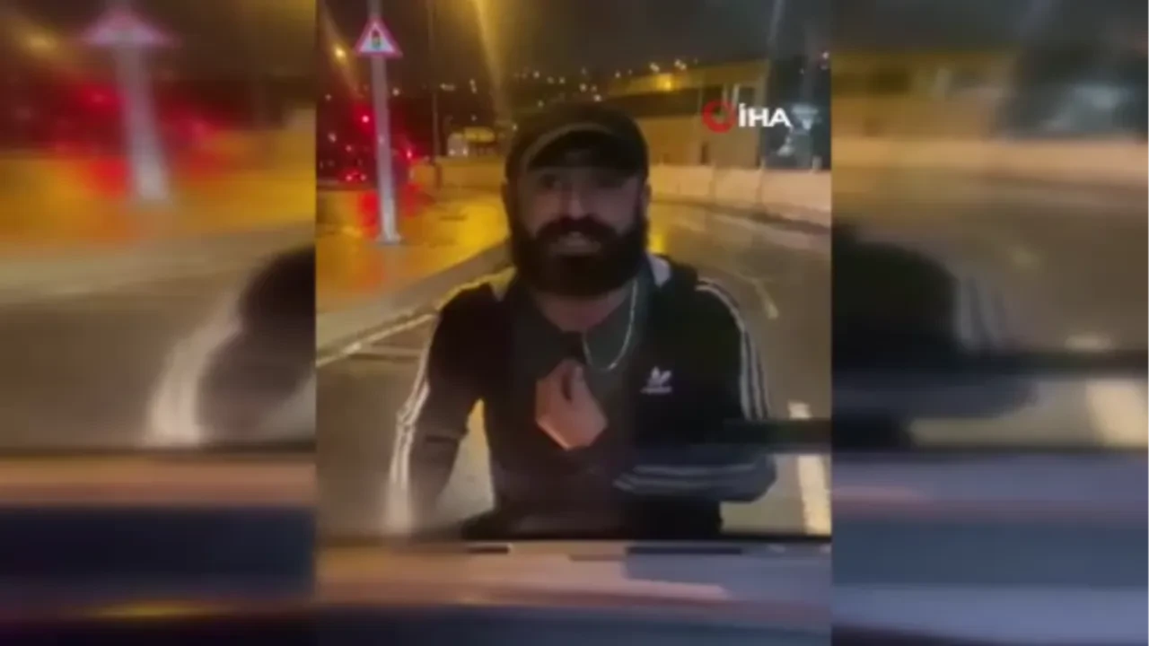 Yolu kapatıp İETT otobüsünü mahsur bıraktı: Başakşehir'deki trafik magandası kamerada