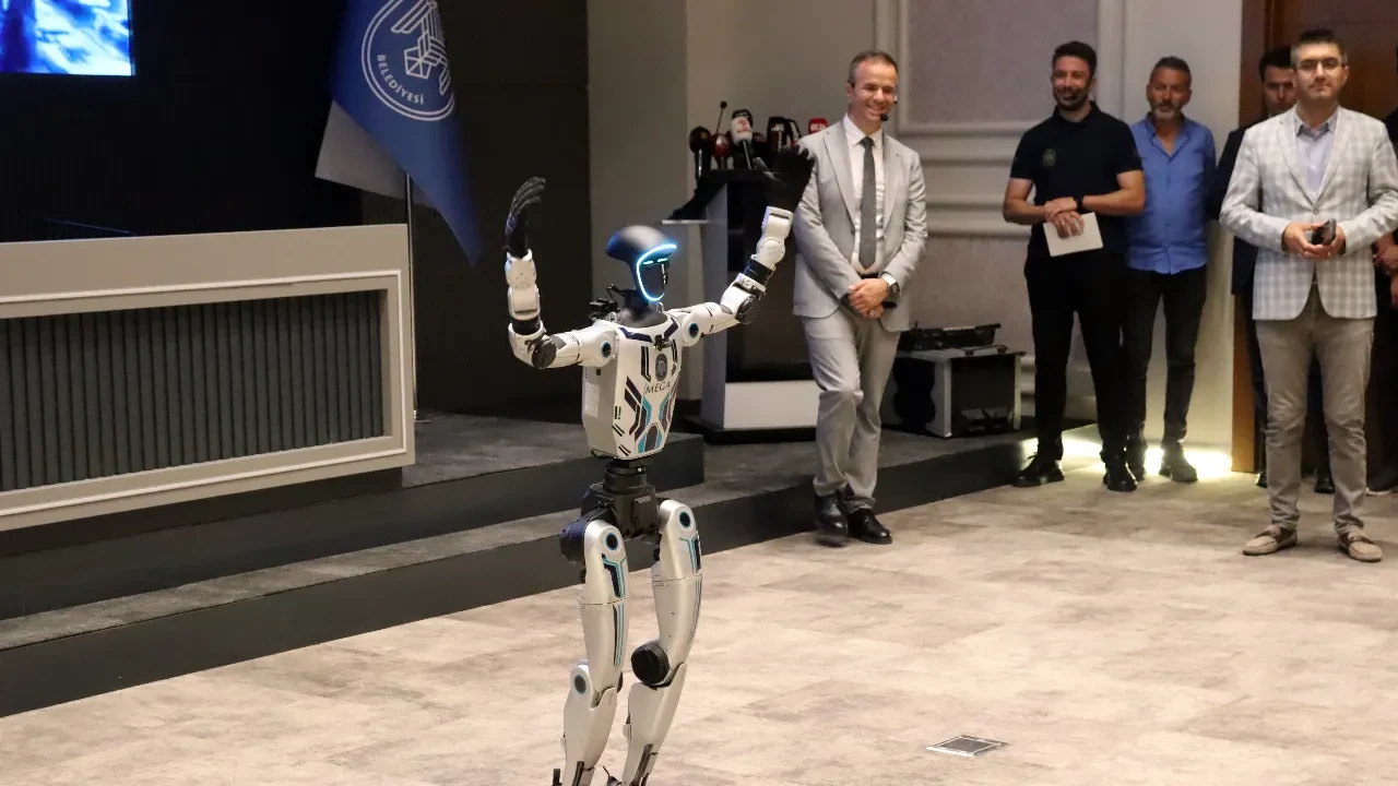 Belediye insansı robotu işe aldı: Hem zabıta hem arama kurtarmacı
