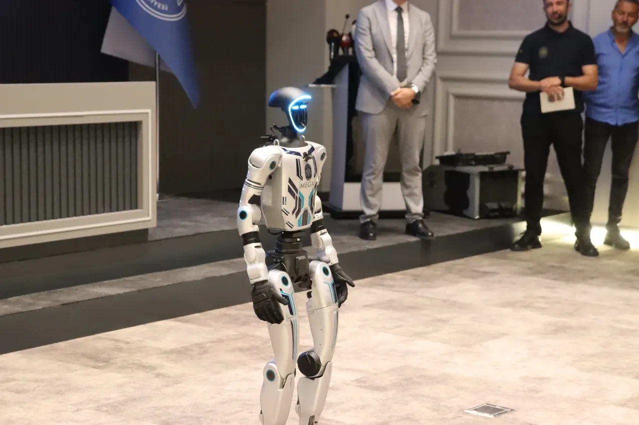 Belediye insansı robotu işe aldı: Hem zabıta hem arama kurtarmacı