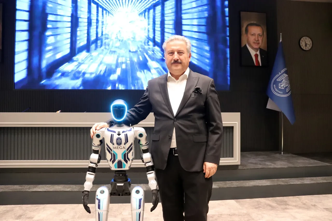 Belediye insansı robotu işe aldı: Hem zabıta hem arama kurtarmacı