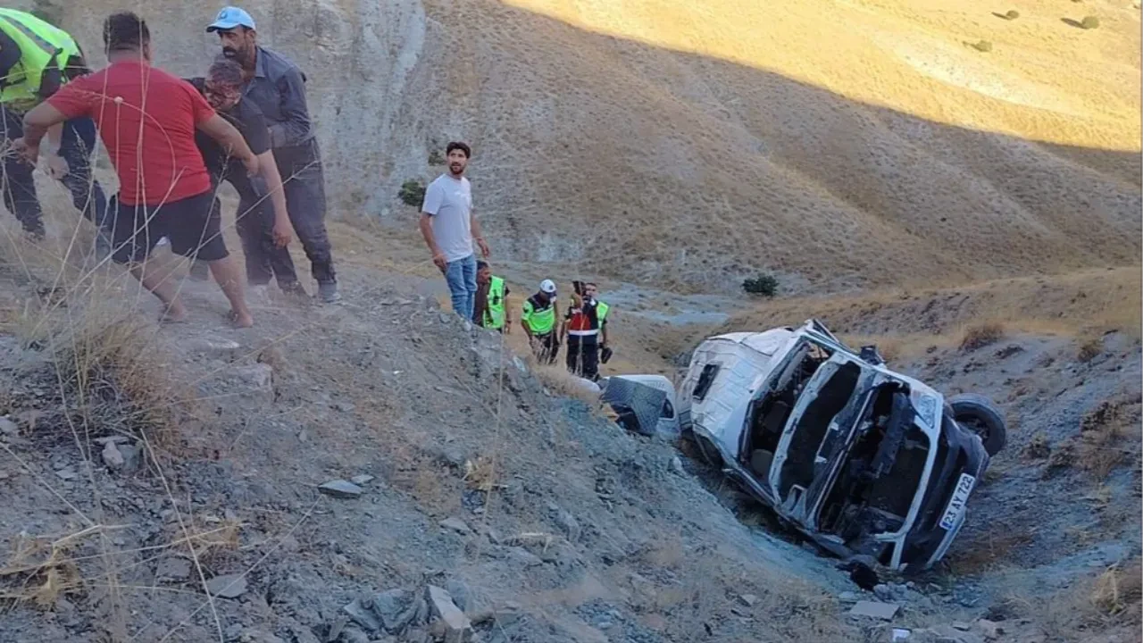 Elazığ’da feci kaza! İşçileri taşıyan minibüs uçuruma yuvarlandı: Çok sayıda yaralı var