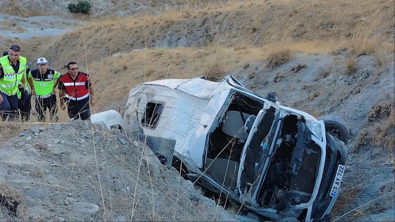 Elazığ’da feci kaza! İşçileri taşıyan minibüs uçuruma yuvarlandı: Çok sayıda yaralı var