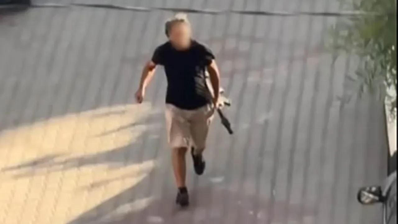 Tartıştığı şahsın kapısına pompalı tüfekle dayandı, sokakta terör estirdi! O anlar kamerada