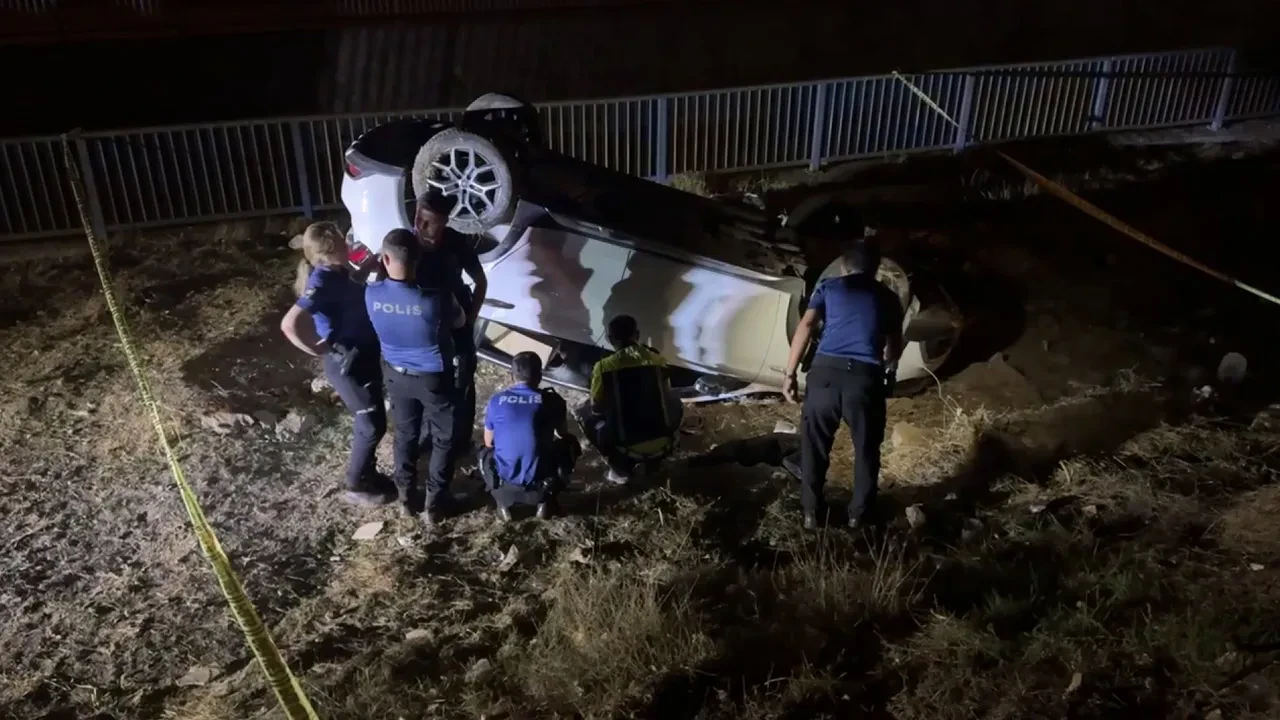 Ümraniye'de otomobil alt yola devrildi: 1 ölü