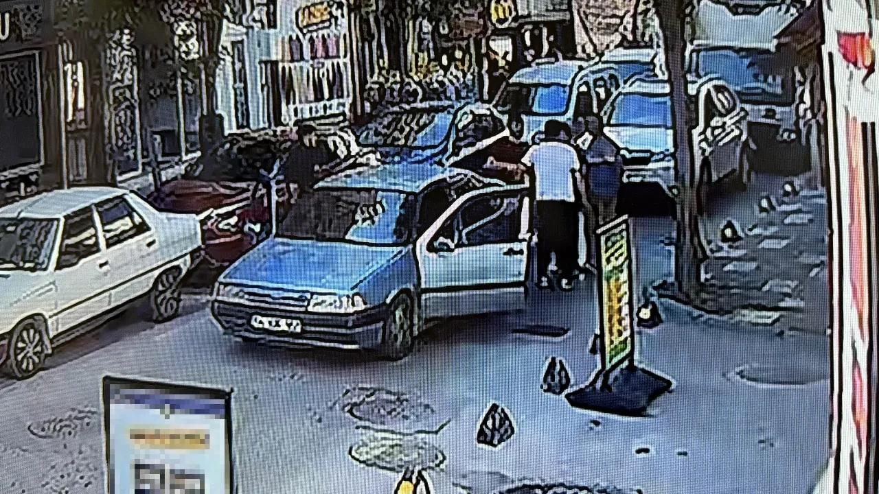 Yolunu kesti, aracından indi! Motosikletlinin üzerine yürüyerek tartışmaya tutuştu