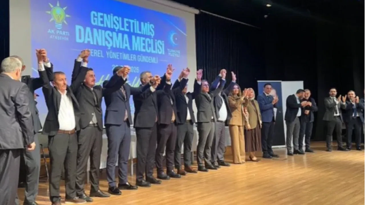 Ataşehir'de CHP'li 6 belediye meclis üyesi AK Parti'ye geçti: İBB Meclis üyesi de aralarında
