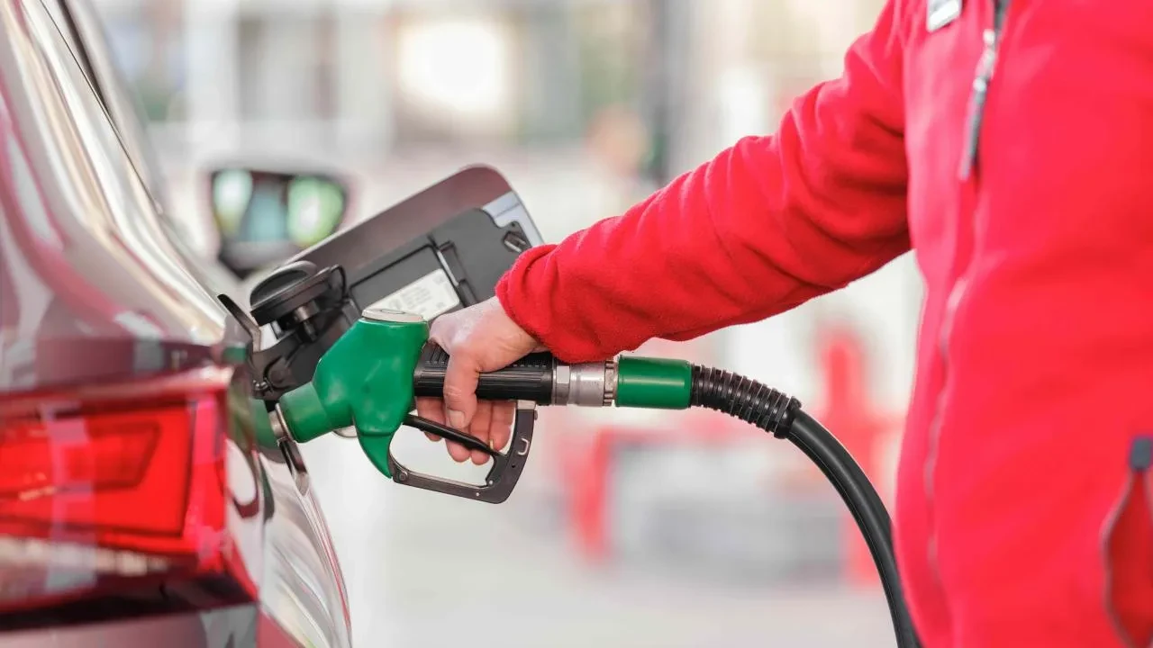 Eşel mobil uzatılacak mı, sona mı erecek? Benzin, motorin fiyatları sabit mi kalacak, ne kadar zamlanacak?
