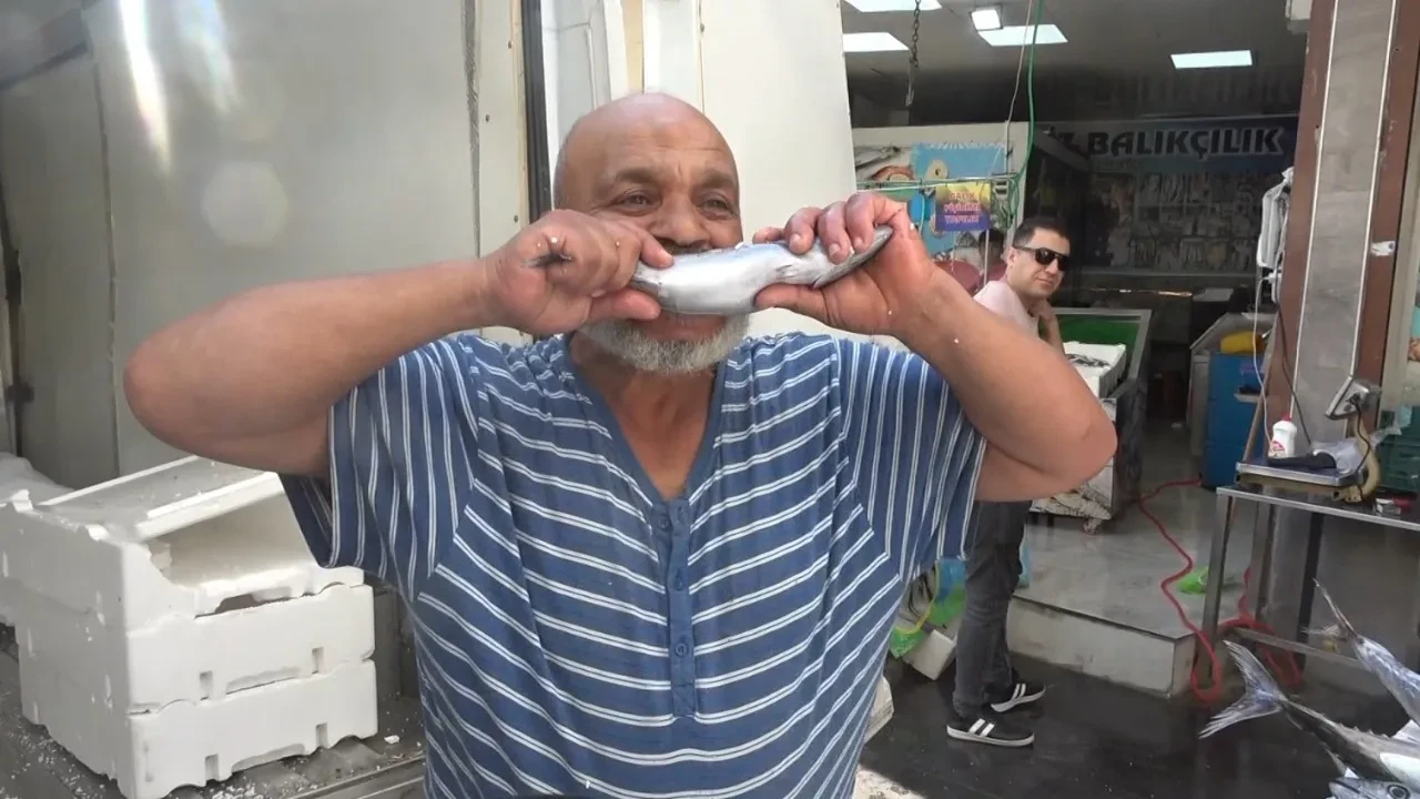 Fiyatı 100 TL'ye düştü, dayanamadı çiğ çiğ yedi: Şoke eden anlar kamerada 
