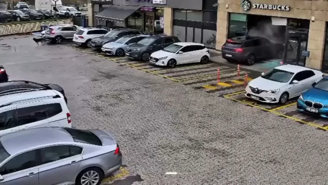 Fren yerine gaza bastı, kafenin içine daldı! İstanbul’daki ilginç kaza kamerada