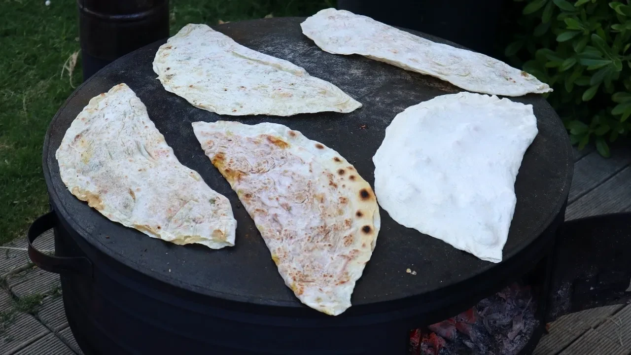 Gözleme yapacaklar dikkat! Erzurumlu teyzelerin yıllardır kullandığı yöntem