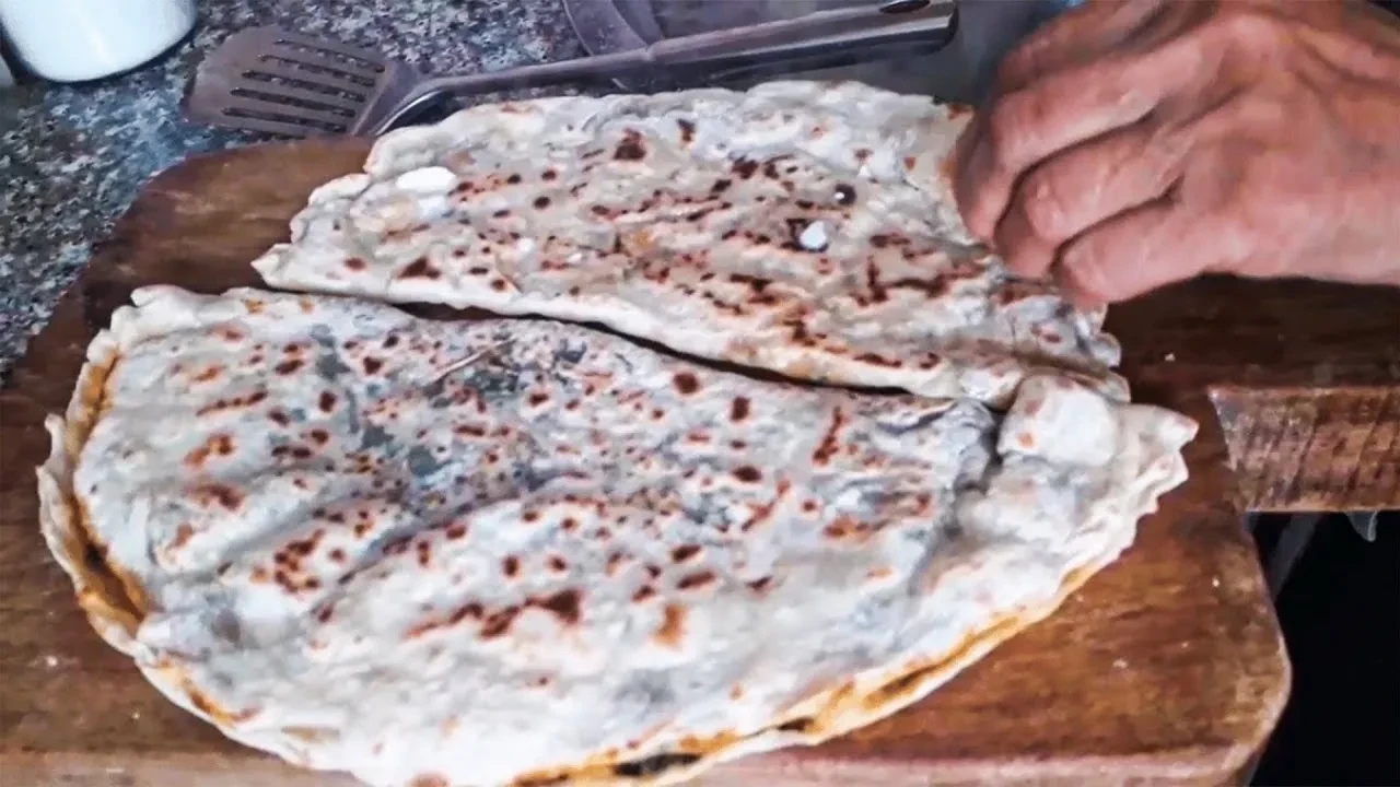 Gözleme yapacaklar dikkat! Erzurumlu teyzelerin yıllardır kullandığı yöntem