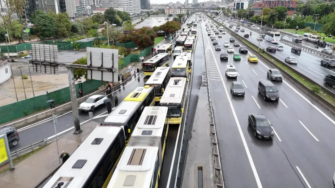 Göztepe'de İETT arızası: Trafik metrelerce uzadı, yolcular yola döküldü