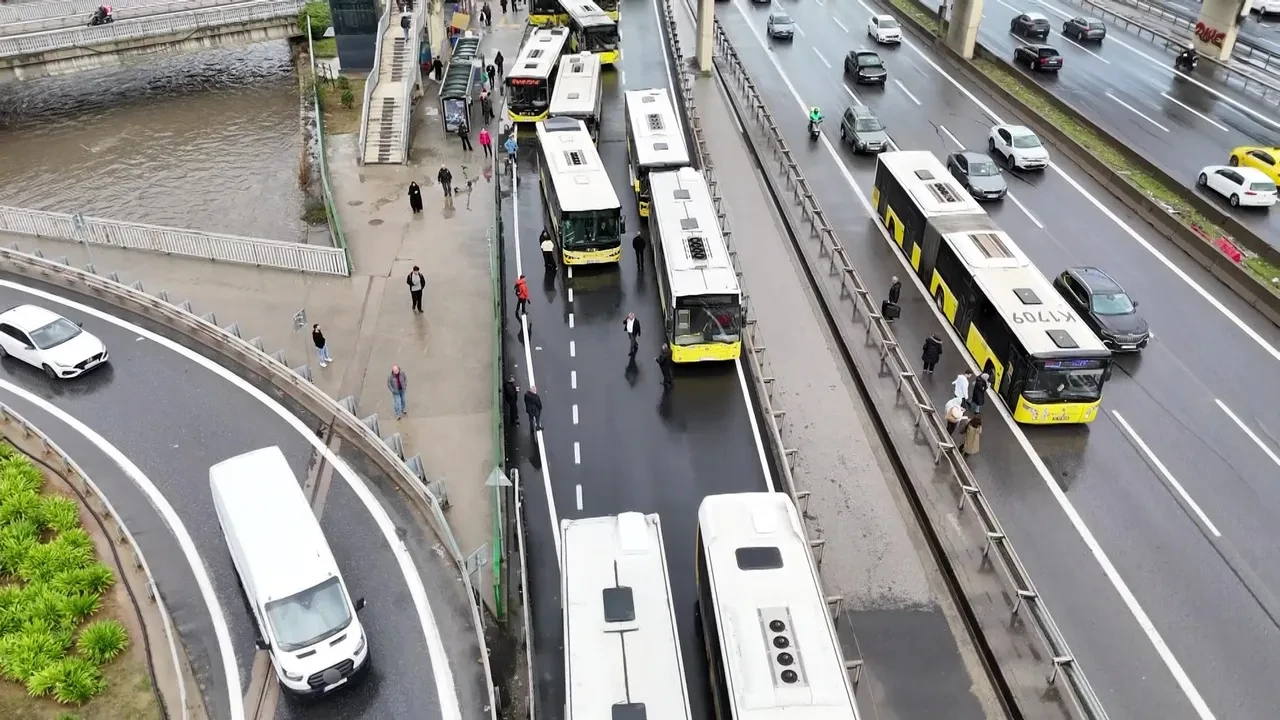 Göztepe'de İETT arızası: Trafik metrelerce uzadı, yolcular yola döküldü