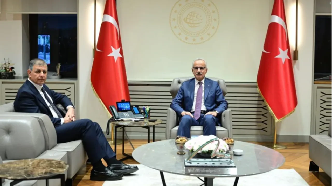 İzmir'in ulaşım problemleri masaya yatırıldı! Bakan Uraloğlu Cemil Tugay ile görüştü