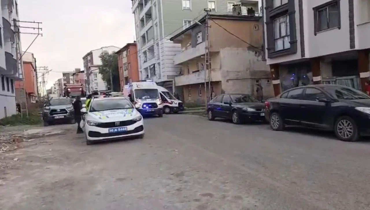 Motosikletli saldırgan dehşeti: Cadde ortasında 2 kişiyi ayaklarından vurup kaçtı