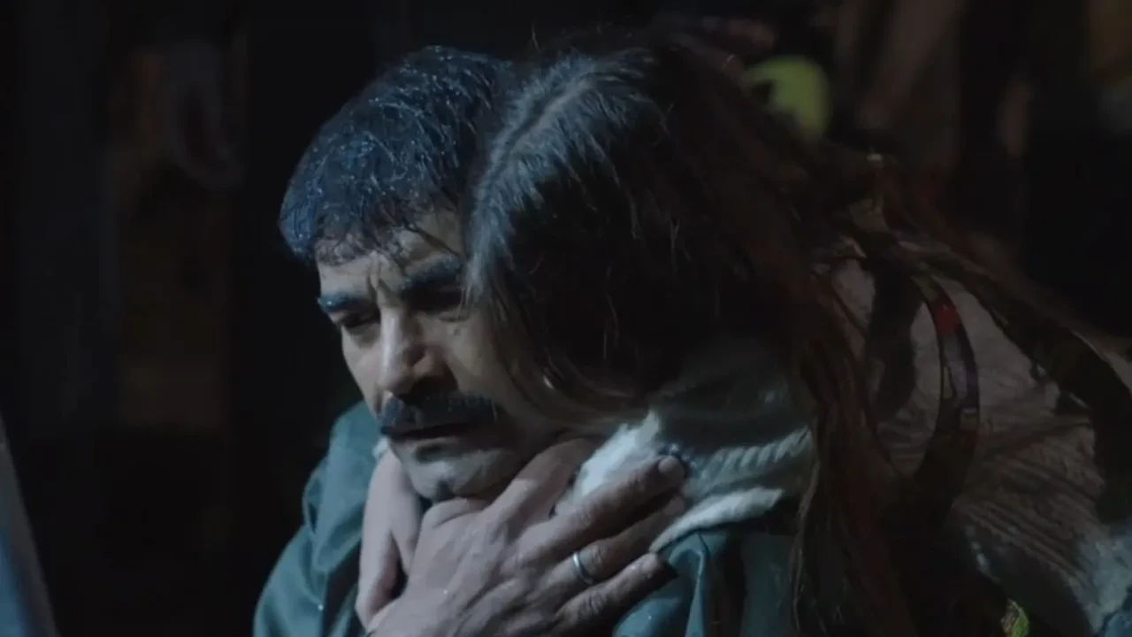 Sevdan Bir Ateş’te baba kız sahnesi duygulandırdı! Beyza Karabacak ve Murat Ünalmış’ın sarılma anı