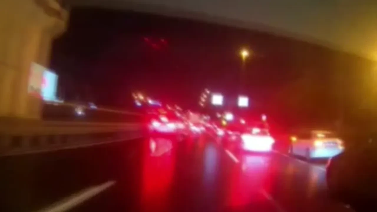 Sinyal verip hemen şeride kırdı, motosiklet böyle çarptı