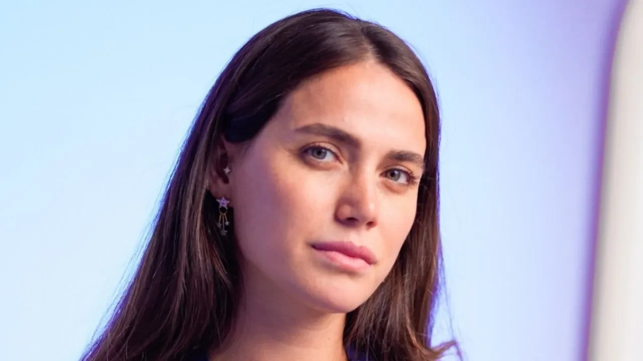 Ceyda Ateş oyunculuktan yapımcılığa geçti! Dikey dizi ‘Peki… Ama’ ile yeni dönem
