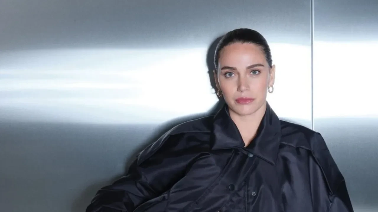 Ceyda Ateş oyunculuktan yapımcılığa geçti! Dikey dizi ‘Peki… Ama’ ile yeni dönem