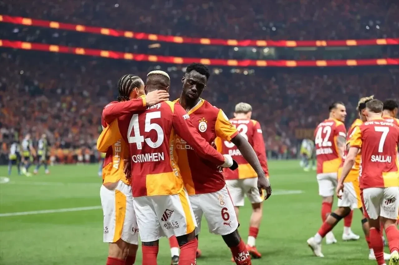 Fenerbahçe ve Galatasaray'dan aynı yıldıza kanca! Transferde son dakika gelişmesi