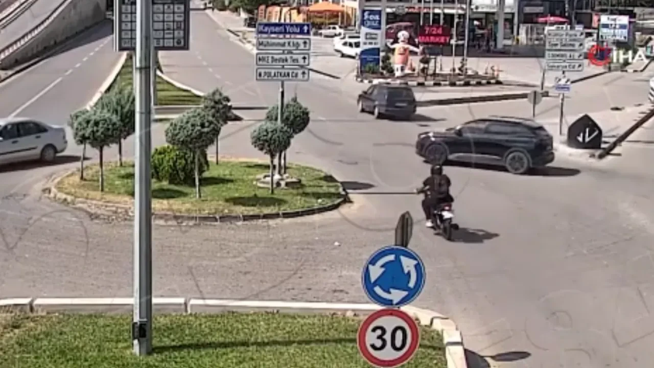 Hızını ayarlayamadı kaza yaptı! Motosikletli taklalarla havaya uçtu