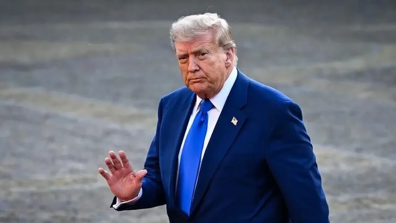 Trump İran'ın stratejik nükleer bölgesi Kazma Dağı'nı kameralarla izlediklerini öne sürdü: Uzaydan yaka kartlarını bile okuyoruz