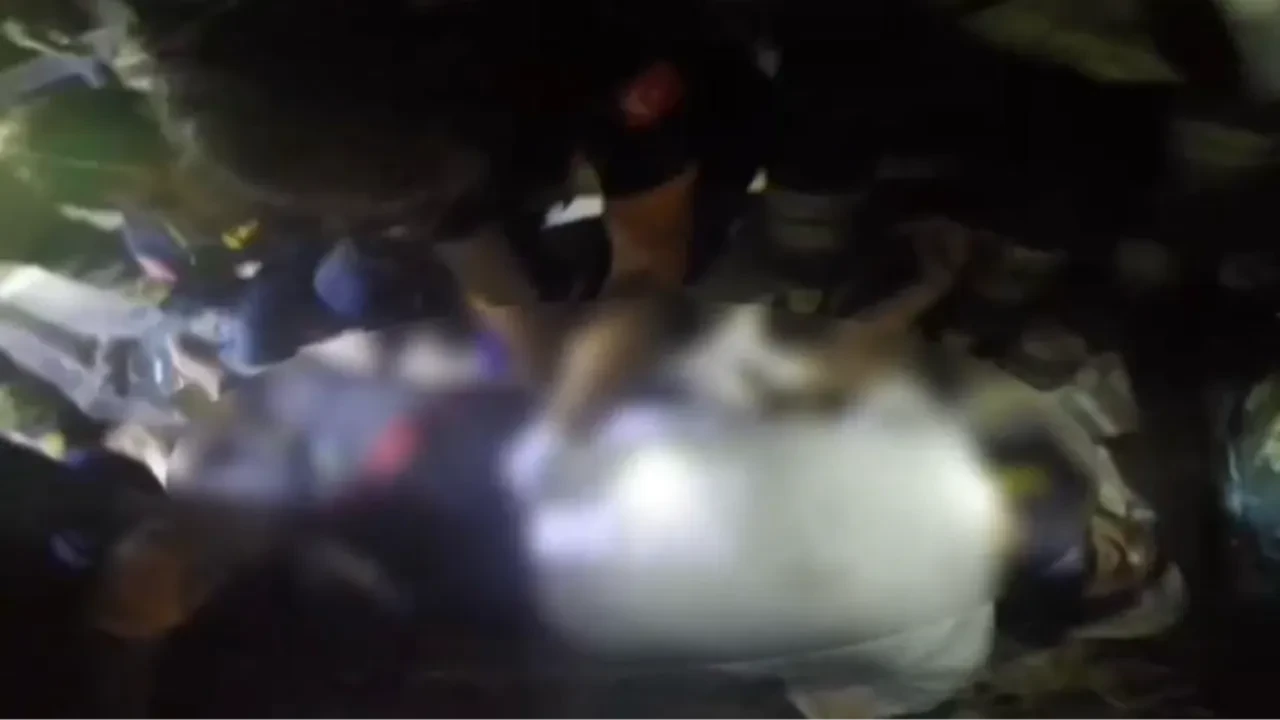 Akaryakıt tankerinde sıkışan iki kişinin kurtarılma anları kamerada