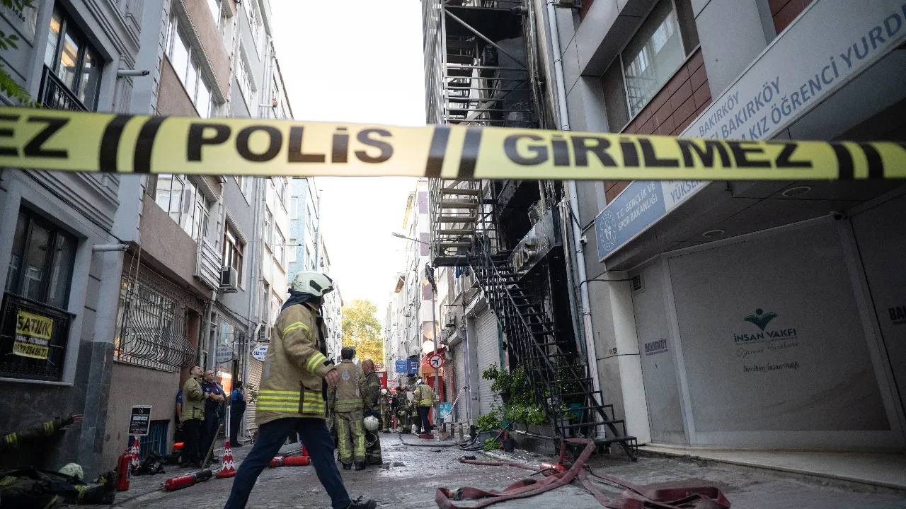 Bakırköy'de oteli bir anda alevler sardı: 12 kişi yaralandı